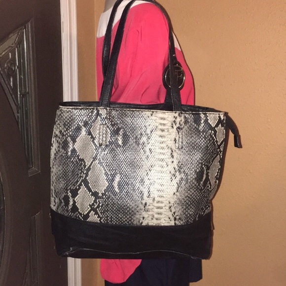 Vittorio Handbags - VITTORIO D FIRENZE HANDBAG IN EXCELLENT CONDITION